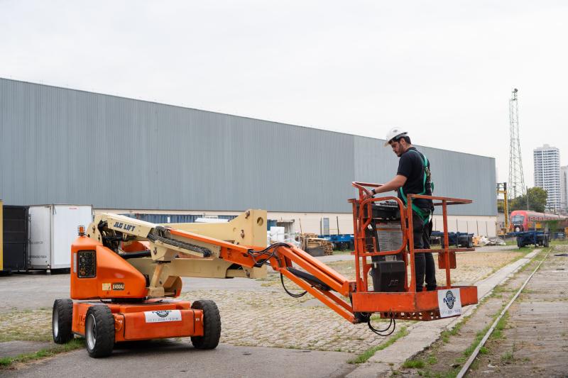 Locação de Plataformas Articuladas de 15m em São Paulo: A Solução Ideal para Trabalhos em Altura