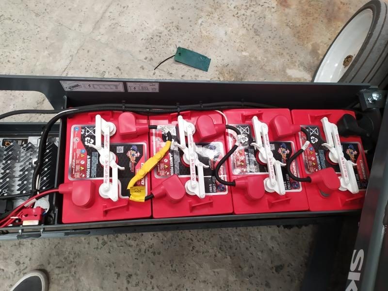 Locação Plataforma Tesoura 8m: Diferença entre baterias comum e tracionarias e seus cuidados